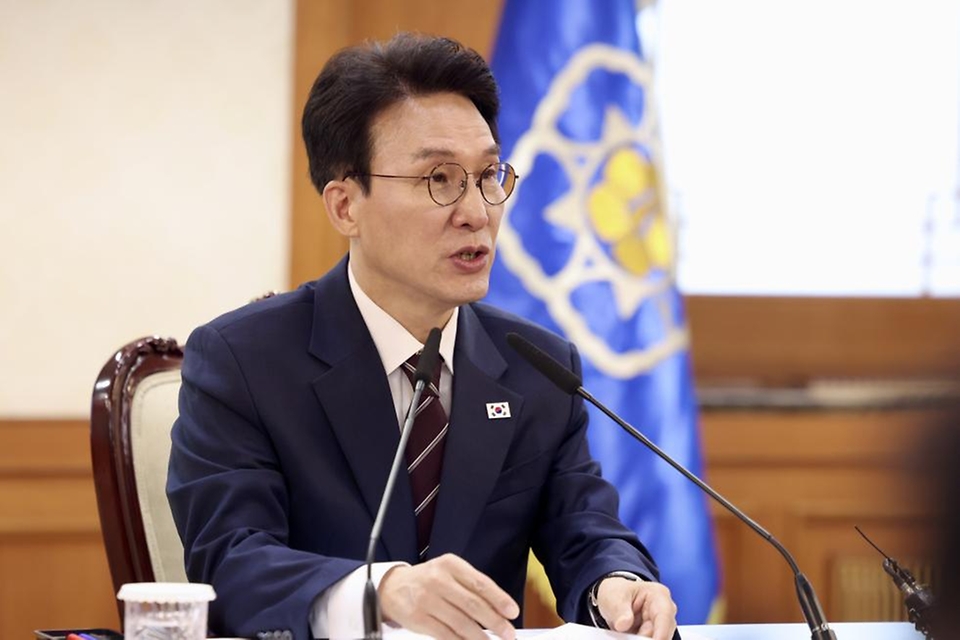 김민석 국무총리가 4월 24일 세종대로 정부서울청사에서 열린 성장엔진 연계 지역인재 양성 관계장관회의를 주재하고 있다.