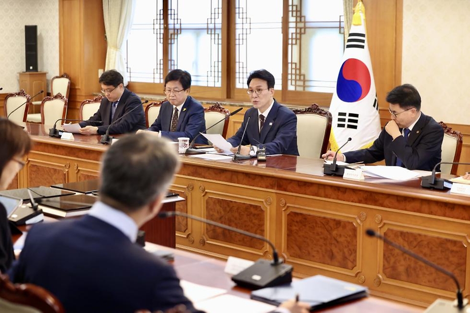 김민석 국무총리가 4월 24일 세종대로 정부서울청사에서 열린 성장엔진 연계 지역인재 양성 관계장관회의를 주재하고 있다.