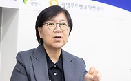정은경 보건복지부 장관이 5월 18일 그냥드림 본 사업 시행을 앞두고 4월 21일 광명시 그냥드림 사업장을 방문해 운영현황을 점검하고 현장의 목소리를 청취하고 있다.