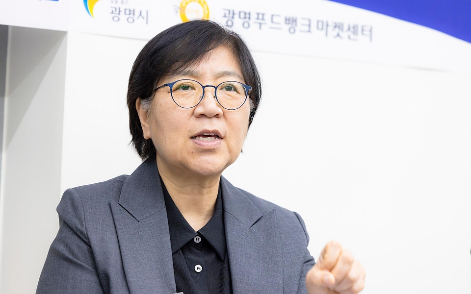 정은경 보건복지부 장관이 5월 18일 그냥드림 본 사업 시행을 앞두고 4월 21일 광명시 그냥드림 사업장을 방문해 운영현황을 점검하고 현장의 목소리를 청취하고 있다.