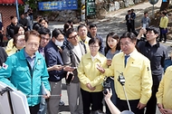 윤호중 행정안전부 장관이 4월 23일 서울 우이동 인수천 인근의 하천·계곡 불법 점용시설 정비실태 현장을 점검하고 있다.