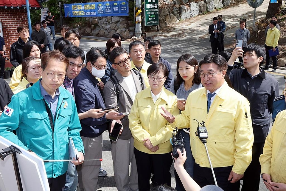윤호중 행정안전부 장관이 4월 23일 서울 우이동 인수천 인근의 하천·계곡 불법 점용시설 정비실태 현장을 점검하고 있다.