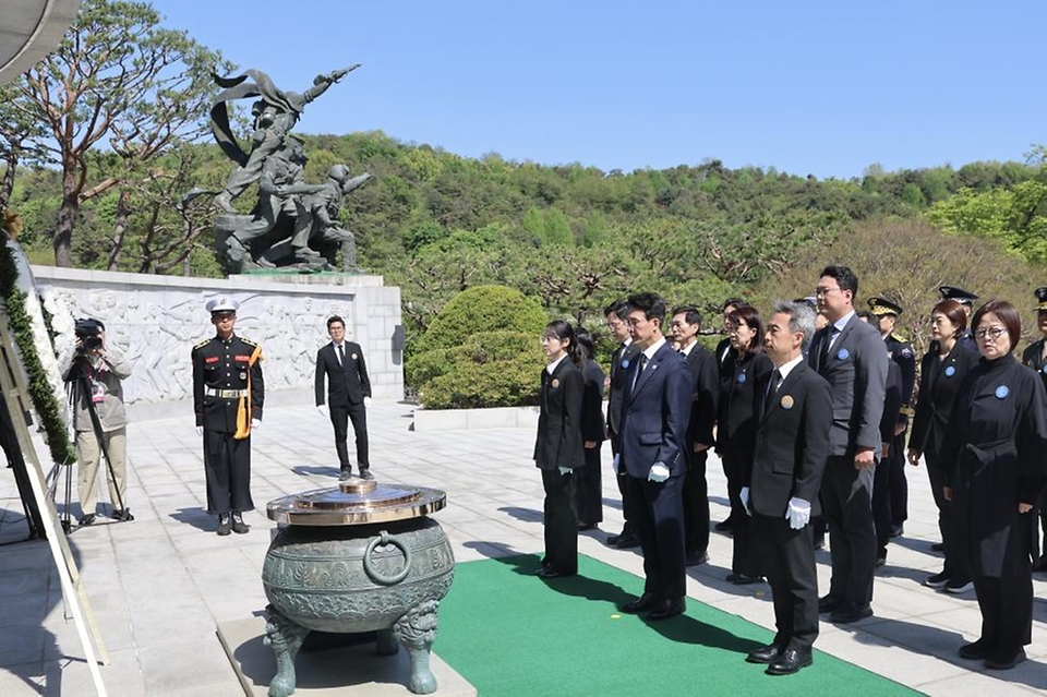 김민석 국무총리가 4월 24일 동작구 국립서울현충원에서 열린 제3회 순직의무군경의 날 기념식에서 분향 및 기념사를 하고 있다.