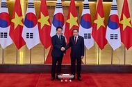베트남을 국빈 방문 중인 이재명 대통령이 4월 23일(현지 시간) 하노이 국회의사당에서 쩐 타인 먼 국회의장과 면담 전 악수하고 있다.