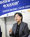 정은경 보건복지부 장관이 5월 18일 그냥드림 본 사업 시행을 앞두고 4월 21일 광명시 그냥드림 사업장을 방문해 운영현황을 점검하고 현장의 목소리를 청취하고 있다.