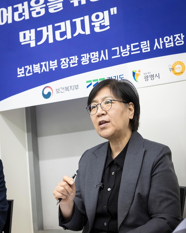 정은경 보건복지부 장관이 5월 18일 그냥드림 본 사업 시행을 앞두고 4월 21일 광명시 그냥드림 사업장을 방문해 운영현황을 점검하고 현장의 목소리를 청취하고 있다.