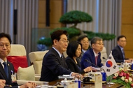 베트남을 국빈 방문 중인 이재명 대통령이 4월 23일(현지 시간) 하노이 국회의사당에서 열린 쩐 타인 먼 국회의장과의 면담에서 발언하고 있다.