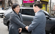 정은경 보건복지부 장관이 5월 18일 그냥드림 본 사업 시행을 앞두고 4월 21일 광명시 그냥드림 사업장을 방문해 운영현황을 점검하고 현장의 목소리를 청취하고 있다.