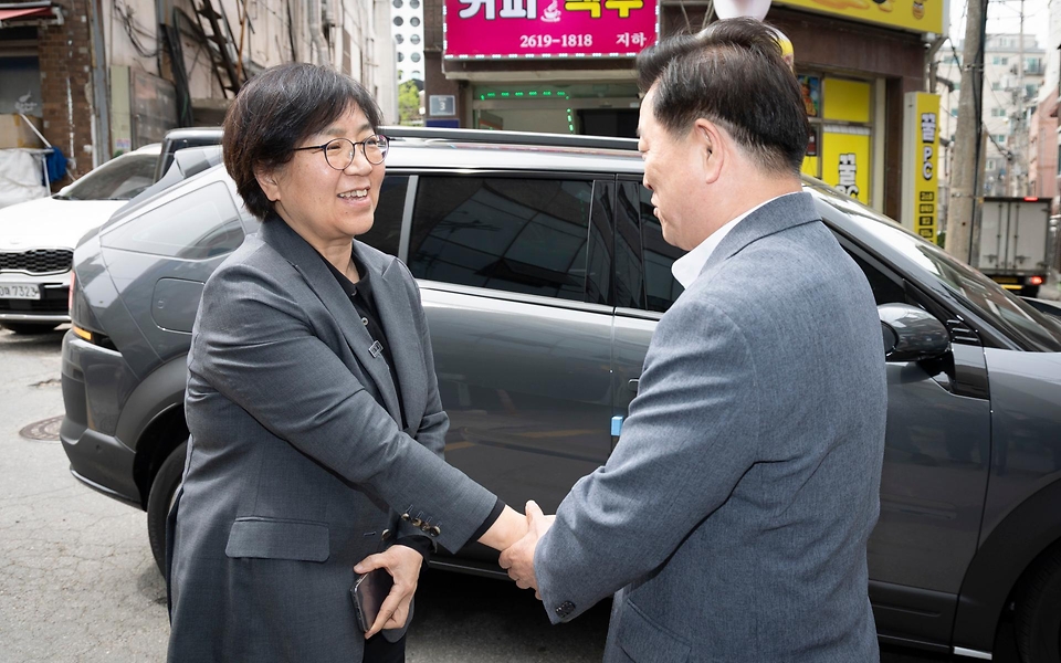 정은경 보건복지부 장관이 5월 18일 그냥드림 본 사업 시행을 앞두고 4월 21일 광명시 그냥드림 사업장을 방문해 운영현황을 점검하고 현장의 목소리를 청취하고 있다.
