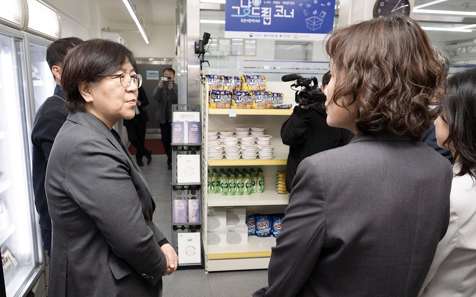 정은경 보건복지부 장관이 5월 18일 그냥드림 본 사업 시행을 앞두고 4월 21일 광명시 그냥드림 사업장을 방문해 운영현황을 점검하고 현장의 목소리를 청취하고 있다.