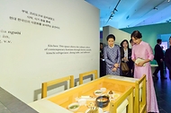 김혜경 여사와 또 럼 베트남 공산당 서기장의 부인 응오 프엉 리 여사가 4월 23일(현지 시간) 하노이 민족학 박물관에서 전시물을 관람하고 있다. 