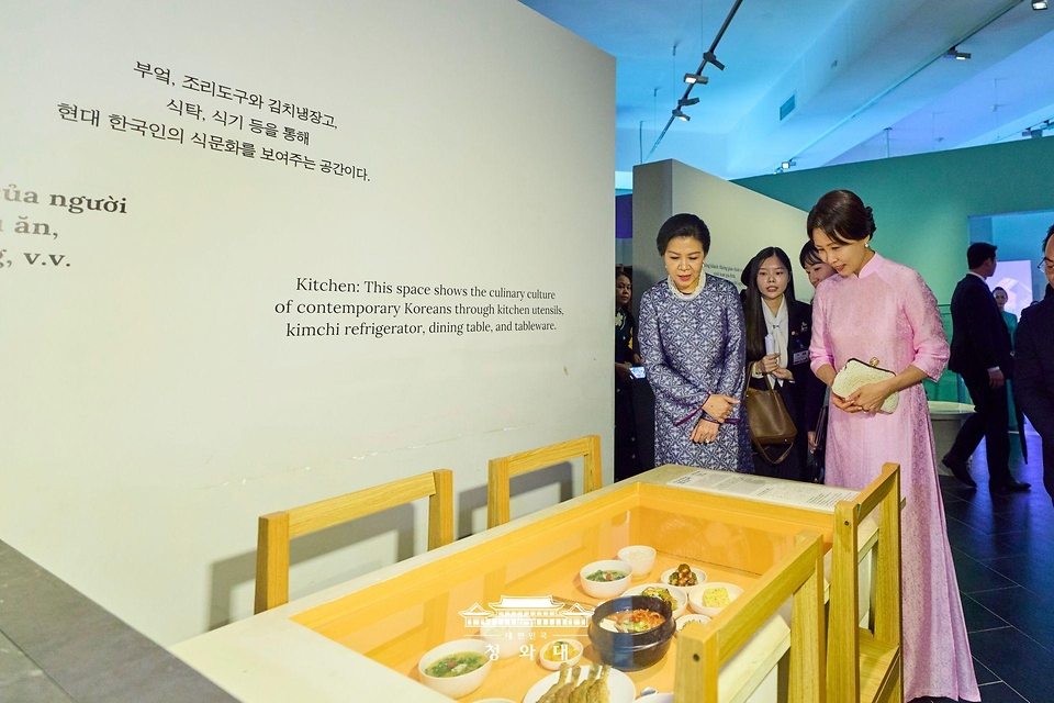 김혜경 여사와 또 럼 베트남 공산당 서기장의 부인 응오 프엉 리 여사가 4월 23일(현지 시간) 하노이 민족학 박물관에서 전시물을 관람하고 있다. 