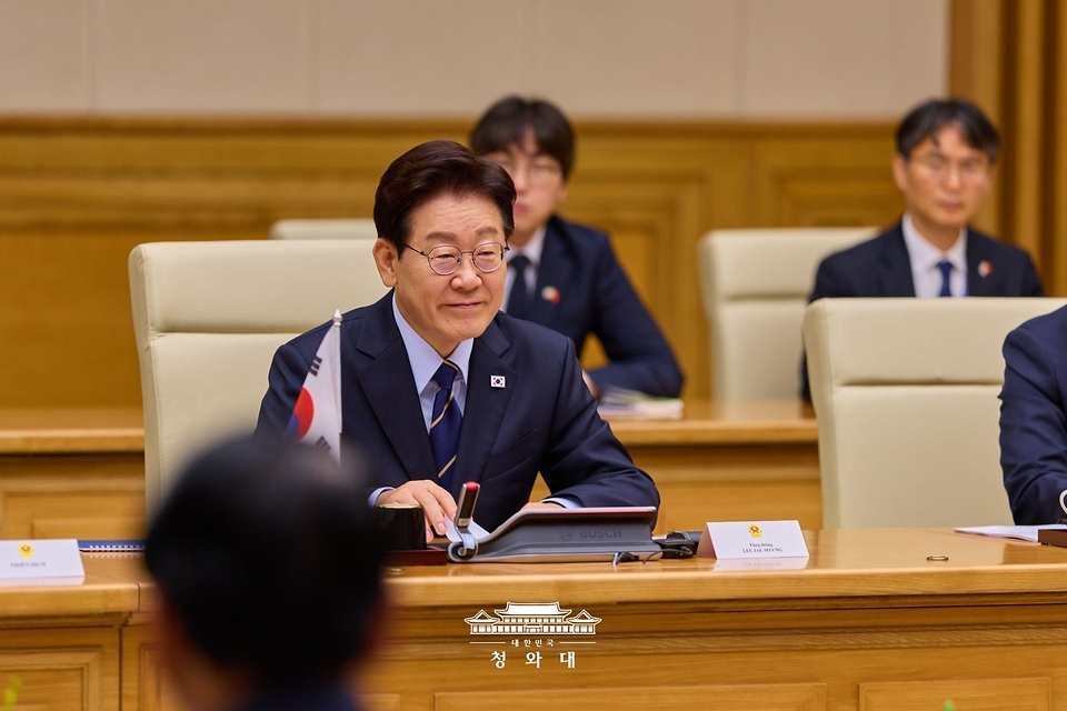 베트남을 국빈 방문 중인 이재명 대통령이 4월 23일(현지 시간) 하노이 총리실에서 열린 레 민 흥 베트남 총리와의 면담에서 발언하고 있다.
