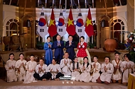이재명 대통령과 김혜경 여사가 4월 22일(현지 시간) 베트남 하노이 영빈관에서 열린 국빈만찬에서 또 럼 당 서기장 겸 국가주석, 응오 프엉 리 여사와 기념촬영을 하고 있다.