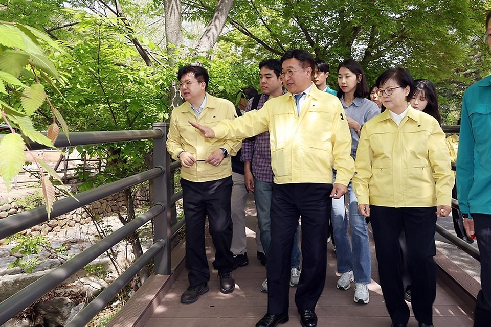 윤호중 행정안전부 장관이 4월 23일 서울 우이동 인수천 인근의 하천·계곡 불법 점용시설 정비실태 현장을 점검하고 있다.