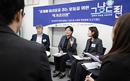 정은경 보건복지부 장관이 5월 18일 그냥드림 본 사업 시행을 앞두고 4월 21일 광명시 그냥드림 사업장을 방문해 운영현황을 점검하고 현장의 목소리를 청취하고 있다.