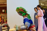 김혜경 여사와 또 럼 베트남 공산당 서기장의 부인 응오 프엉 리 여사가 4월 23일(현지 시간) 하노이 민족학 박물관에서 전시물을 관람하고 있다. 