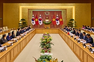 베트남을 국빈 방문 중인 이재명 대통령이 4월 23일(현지 시간) 하노이 총리실에서 레 민 흥 베트남 총리와 면담하고 있다.