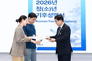 김성환 기후에너지환경부 장관이 4월 20일 전남 여수시 베네치아호텔에서 열린 2026년 청년 기후행동 교류회에 참석해 청년 대표로부터 에너지·산업 부문의 탈탄소화 및 정의로운 전환 등의 내용을 담은 '대한민국 청년 기후성명서'를 전달받고 있다.