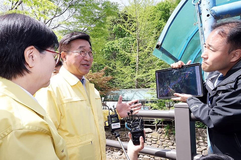 윤호중 행정안전부 장관이 4월 23일 서울 우이동 인수천 인근의 하천·계곡 불법 점용시설 정비실태 현장을 점검하고 있다.