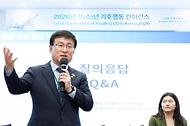 김성환 기후에너지환경부 장관이 4월 20일 전남 여수시 베네치아호텔에서 열린 2026년 청년 기후행동 교류회에 참석해 청년 대표로부터 에너지·산업 부문의 탈탄소화 및 정의로운 전환 등의 내용을 담은 '대한민국 청년 기후성명서'를 전달받고 있다.