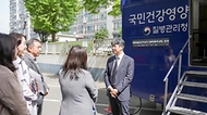 임승관 질병관리청장이 4월 23일 우리 국민의 건강과 영양 수준을 파악해 국가 건강정책에 필요한 통계를 산출하기 위해 실시하고 있는 국민건강영양조사 현장을 방문하고 있다.