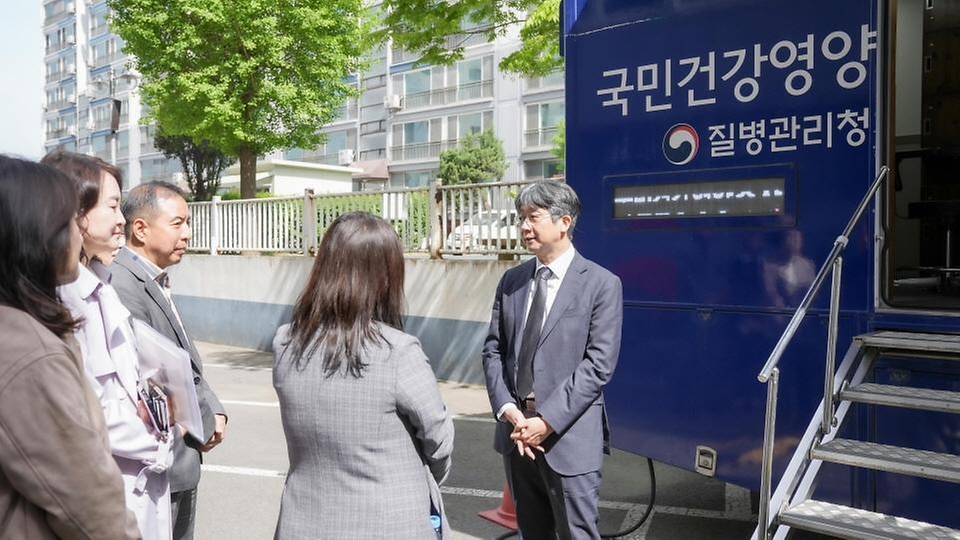 임승관 질병관리청장이 4월 23일 우리 국민의 건강과 영양 수준을 파악해 국가 건강정책에 필요한 통계를 산출하기 위해 실시하고 있는 국민건강영양조사 현장을 방문하고 있다.