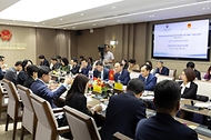 김성환 기후에너지환경부 장관이 4월 21일(현지 시간) 베트남 하노이 농업환경부 청사에서 찡 비엣 훙 베트남 농업환경부장관과 만나 제17차 한-베 환경장관회의를 갖고 물 안보 협력에 관한 양해각서를 체결하고 기념촬영을 하고 있다.