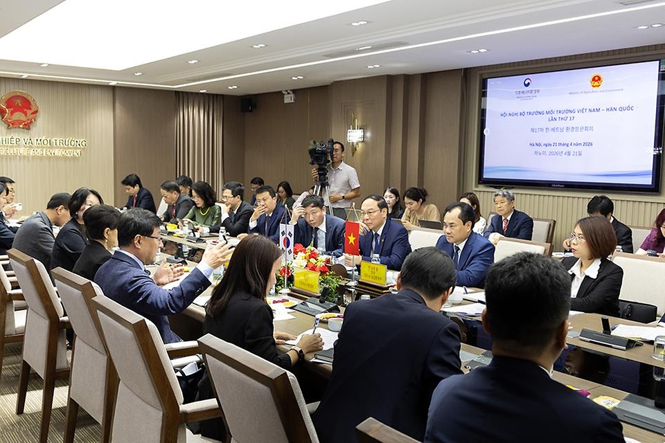 김성환 기후에너지환경부 장관이 4월 21일(현지 시간) 베트남 하노이 농업환경부 청사에서 찡 비엣 훙 베트남 농업환경부장관과 만나 제17차 한-베 환경장관회의를 갖고 물 안보 협력에 관한 양해각서를 체결하고 기념촬영을 하고 있다.
