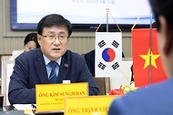 김성환 기후에너지환경부 장관이 4월 21일(현지 시간) 베트남 하노이 농업환경부 청사에서 찡 비엣 훙 베트남 농업환경부장관과 만나 제17차 한-베 환경장관회의를 갖고 물 안보 협력에 관한 양해각서를 체결하고 기념촬영을 하고 있다.