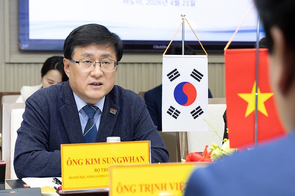 김성환 기후에너지환경부 장관이 4월 21일(현지 시간) 베트남 하노이 농업환경부 청사에서 찡 비엣 훙 베트남 농업환경부장관과 만나 제17차 한-베 환경장관회의를 갖고 물 안보 협력에 관한 양해각서를 체결하고 기념촬영을 하고 있다.