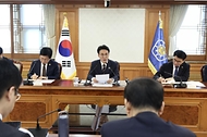김민석 국무총리가 4월 24일 세종대로 정부서울청사에서 열린 성장엔진 연계 지역인재 양성 관계장관회의를 주재하고 있다.