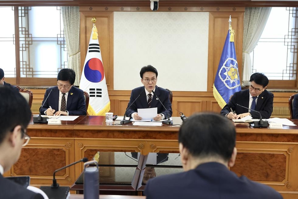 김민석 국무총리가 4월 24일 세종대로 정부서울청사에서 열린 성장엔진 연계 지역인재 양성 관계장관회의를 주재하고 있다.