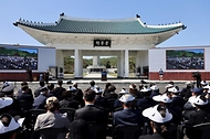 김민석 국무총리가 4월 24일 동작구 국립서울현충원에서 열린 제3회 순직의무군경의 날 기념식에서 분향 및 기념사를 하고 있다.