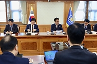 김민석 국무총리가 4월 24일 세종대로 정부서울청사에서 열린 성장엔진 연계 지역인재 양성 관계장관회의를 주재하고 있다.