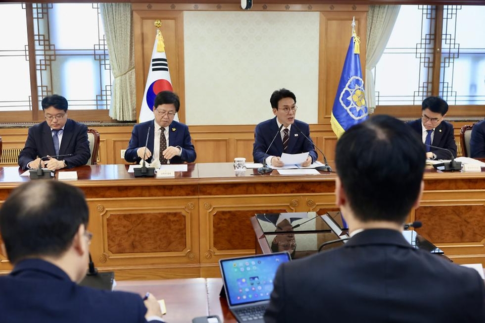 김민석 국무총리가 4월 24일 세종대로 정부서울청사에서 열린 성장엔진 연계 지역인재 양성 관계장관회의를 주재하고 있다.