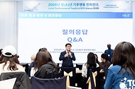 김성환 기후에너지환경부 장관이 4월 20일 전남 여수시 베네치아호텔에서 열린 2026년 청년 기후행동 교류회에 참석해 청년 대표로부터 에너지·산업 부문의 탈탄소화 및 정의로운 전환 등의 내용을 담은 '대한민국 청년 기후성명서'를 전달받고 있다.