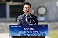 김민석 국무총리가 4월 24일 동작구 국립서울현충원에서 열린 제3회 순직의무군경의 날 기념식에서 분향 및 기념사를 하고 있다.