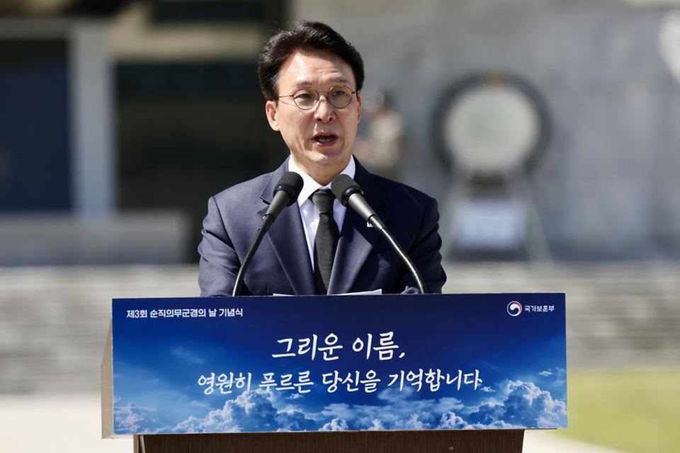 김민석 국무총리가 4월 24일 동작구 국립서울현충원에서 열린 제3회 순직의무군경의 날 기념식에서 분향 및 기념사를 하고 있다.