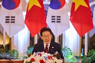 이재명 대통령이 4월 22일(현지 시간) 베트남 하노이 영빈관에서 열린 또 럼 베트남 공산당 서기장 겸 국가주석 주최 국빈만찬에서 건배사를 하고 있다.