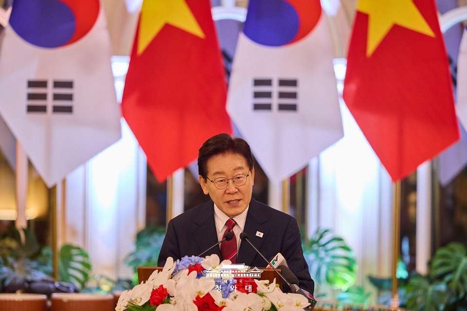 이재명 대통령이 4월 22일(현지 시간) 베트남 하노이 영빈관에서 열린 또 럼 베트남 공산당 서기장 겸 국가주석 주최 국빈만찬에서 건배사를 하고 있다.