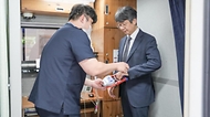 임승관 질병관리청장이 4월 23일 우리 국민의 건강과 영양 수준을 파악해 국가 건강정책에 필요한 통계를 산출하기 위해 실시하고 있는 국민건강영양조사 현장을 방문하고 있다.