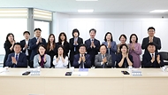 최교진 교육부 장관이 4월 23일 국립공주대학교사범대학부설특수학교를 방문해 수업을 참관하고 간담회를 개최하고 있다.