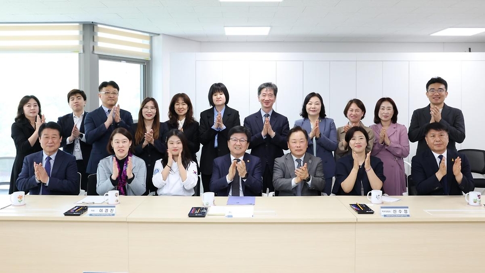 최교진 교육부 장관이 4월 23일 국립공주대학교사범대학부설특수학교를 방문해 수업을 참관하고 간담회를 개최하고 있다.