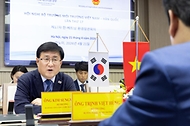 김성환 기후에너지환경부 장관이 4월 21일(현지 시간) 베트남 하노이 농업환경부 청사에서 찡 비엣 훙 베트남 농업환경부장관과 만나 제17차 한-베 환경장관회의를 갖고 물 안보 협력에 관한 양해각서를 체결하고 기념촬영을 하고 있다.