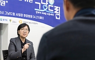정은경 보건복지부 장관이 5월 18일 그냥드림 본 사업 시행을 앞두고 4월 21일 광명시 그냥드림 사업장을 방문해 운영현황을 점검하고 현장의 목소리를 청취하고 있다.