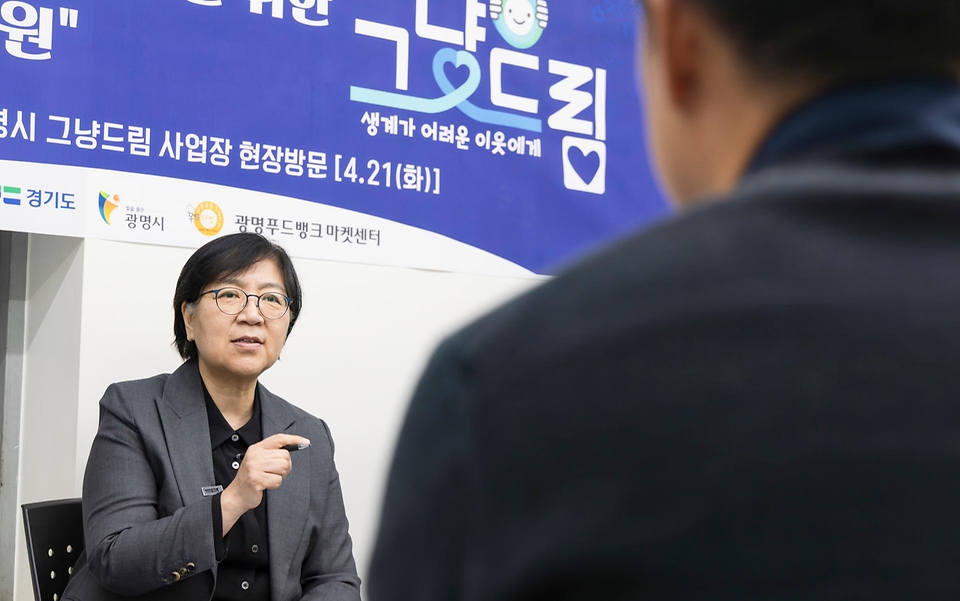 정은경 보건복지부 장관이 5월 18일 그냥드림 본 사업 시행을 앞두고 4월 21일 광명시 그냥드림 사업장을 방문해 운영현황을 점검하고 현장의 목소리를 청취하고 있다.