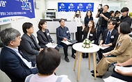 정은경 보건복지부 장관이 5월 18일 그냥드림 본 사업 시행을 앞두고 4월 21일 광명시 그냥드림 사업장을 방문해 운영현황을 점검하고 현장의 목소리를 청취하고 있다.