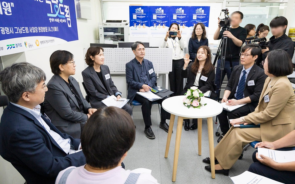 정은경 보건복지부 장관이 5월 18일 그냥드림 본 사업 시행을 앞두고 4월 21일 광명시 그냥드림 사업장을 방문해 운영현황을 점검하고 현장의 목소리를 청취하고 있다.