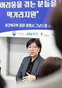 정은경 보건복지부 장관이 5월 18일 그냥드림 본 사업 시행을 앞두고 4월 21일 광명시 그냥드림 사업장을 방문해 운영현황을 점검하고 현장의 목소리를 청취하고 있다.